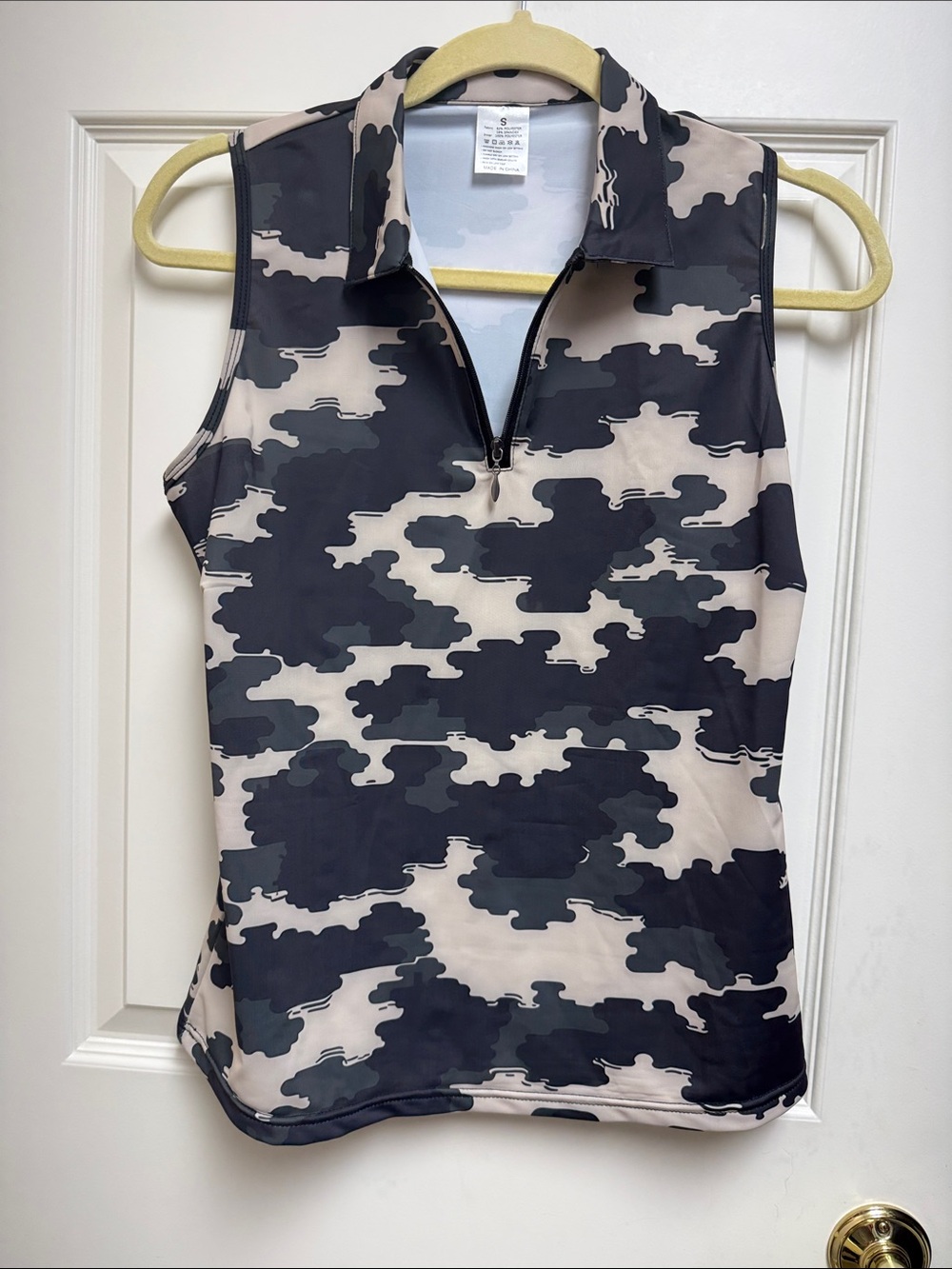 Sleeveless Zip-Front Camo Golf Polo - Black & Cream